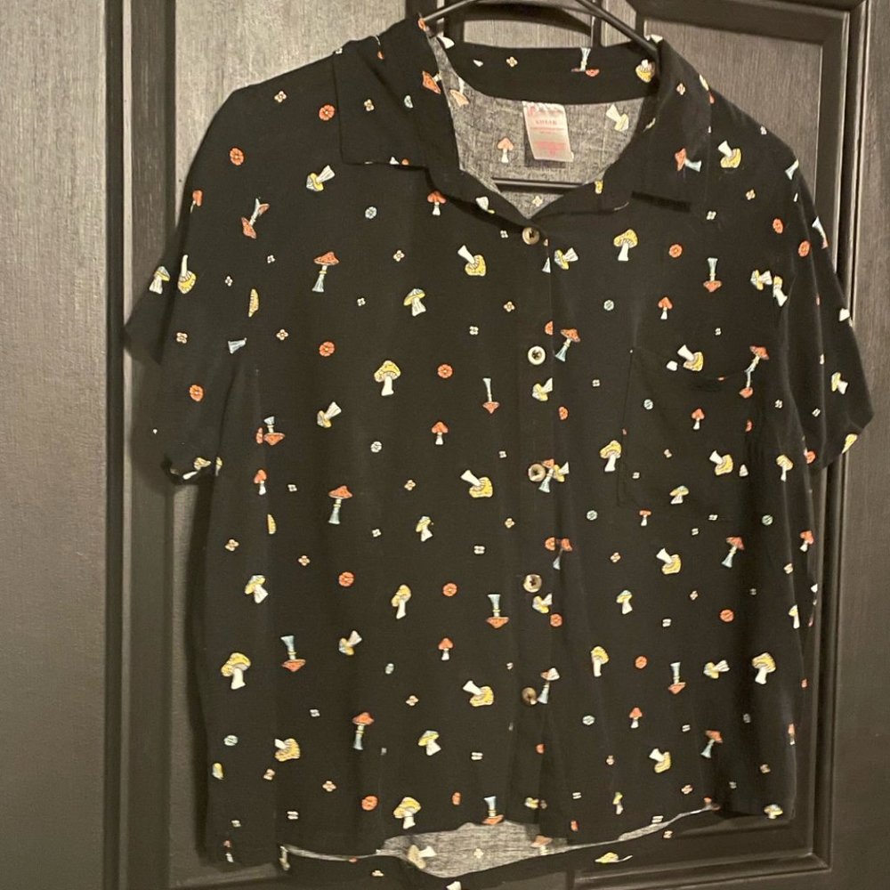 No Boundaries, Women's Large Black Patterned Button down